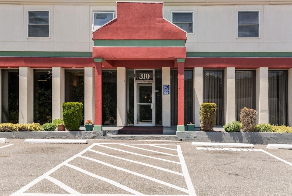 Econo Lodge Stewart International Airport New Windsor Экстерьер фото